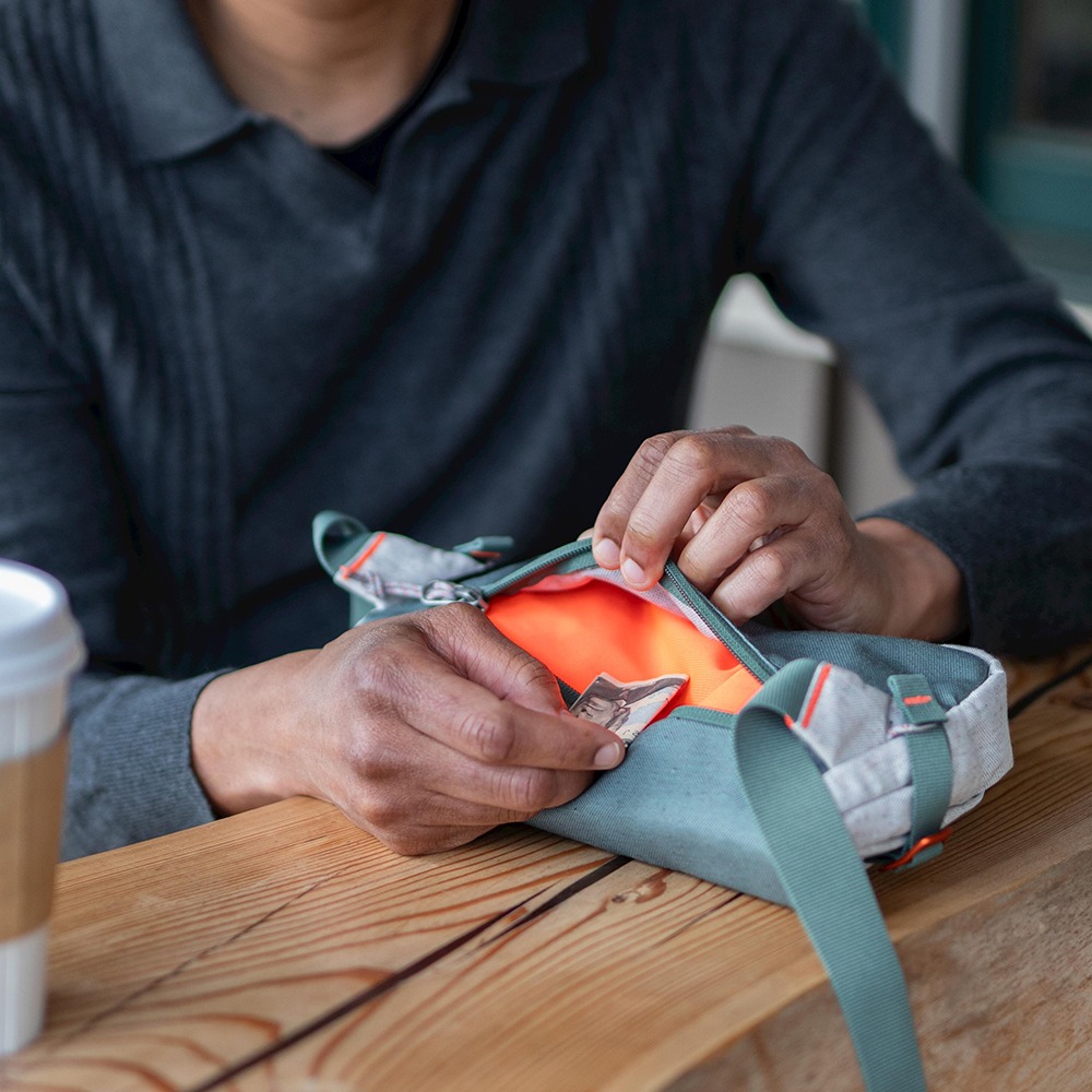 Osprey Arcane™ Earth Hip Bag Bild der Registerkarte „Details“.