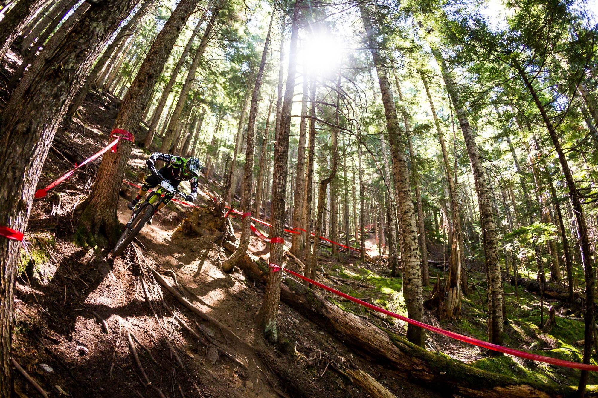 Jérôme, miembro fundamental del equipo Cannondale Overmountain, es un piloto de gran éxito. Es tres veces campeón de la Serie Francesa de Enduro, campeón europeo de enduro en 2015 y campeón mundial de enduro en 2013.