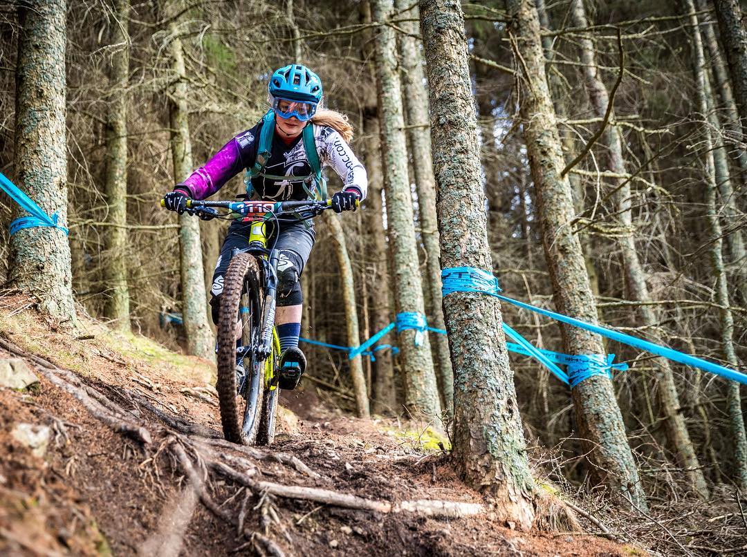 Polly es una ciclista de montaña de campo a través y enduro de 17 años que ya ha logrado mucho. Se unió a su primer equipo a los 14 años y desde entonces compite al más alto nivel en sus categorías de edad. En 2018 se convirtió en la campeona británica sub-21 de Enduro.