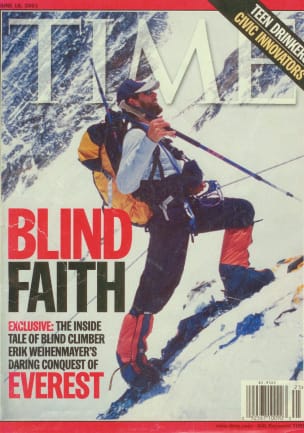 Forsiden av nyhetsmagasinet TIME. Bildet er av Erik Weihenmayer i langermet T-skjorte, caps og ekspedisjonsstøvler, stående på en bratt, snødekket bakke med en gul Osprey Aether 60 på ryggen og en turstav i høyre hånd. Han er festet i et fast tau ved hjelp av klatresele, slynge og karabinkrok. Overskriften lyder: «BLIND TRO. Eksklusivt: Historien fra innsiden om den blinde klatreren Erik Weihenmayers dristige erobring av EVEREST.»