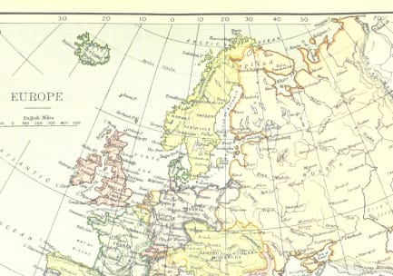 Et papirkart over Europa med bredde- og lengdegradlinjer.