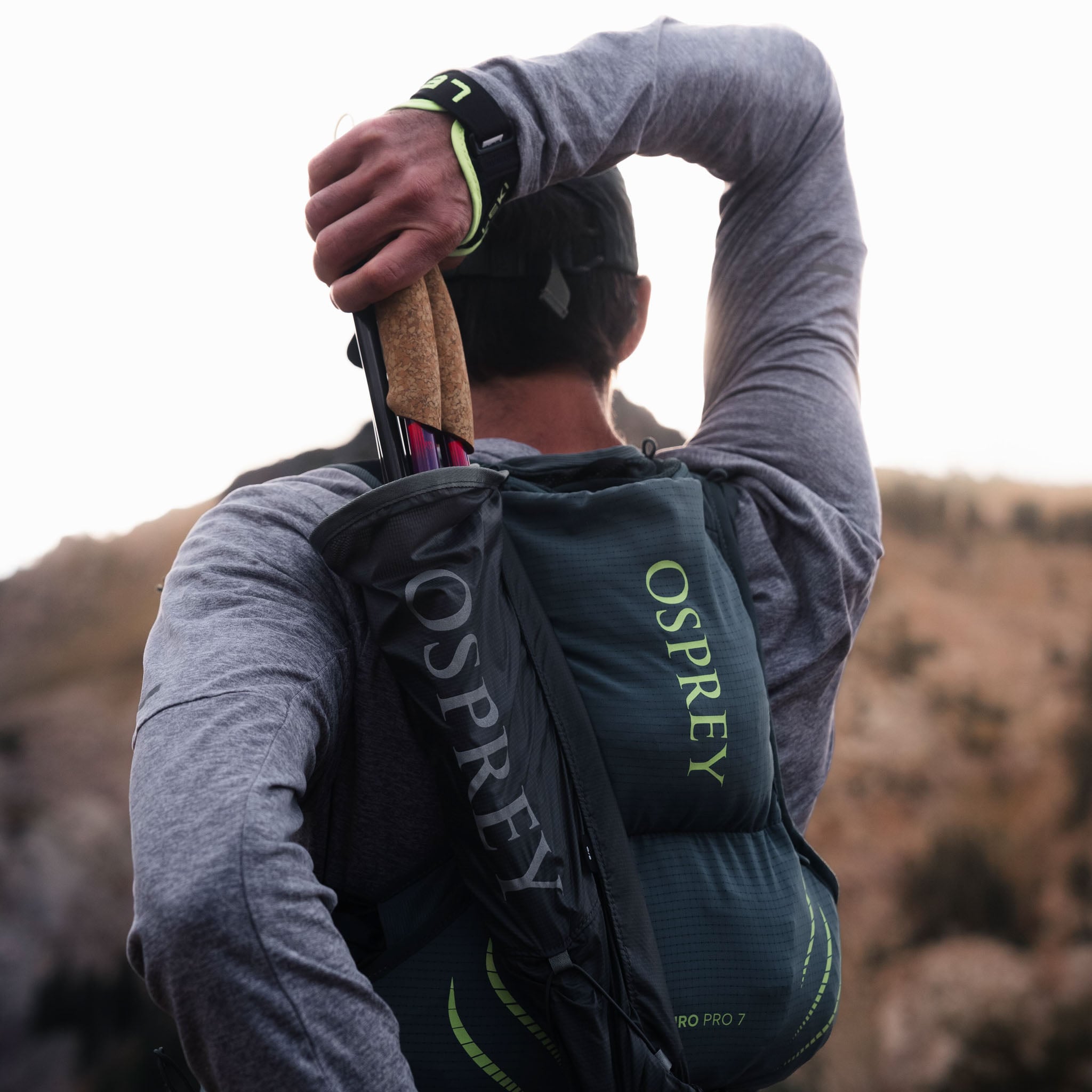 A person reaches for their poles that rest in the Duro™ Dyna Pro™ Running Pole Quiver.